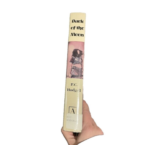 Dark of the Moon by Hodgell, P. C. Hardback Ex-library Book Fantasy Magic - Picture 2 of 5
